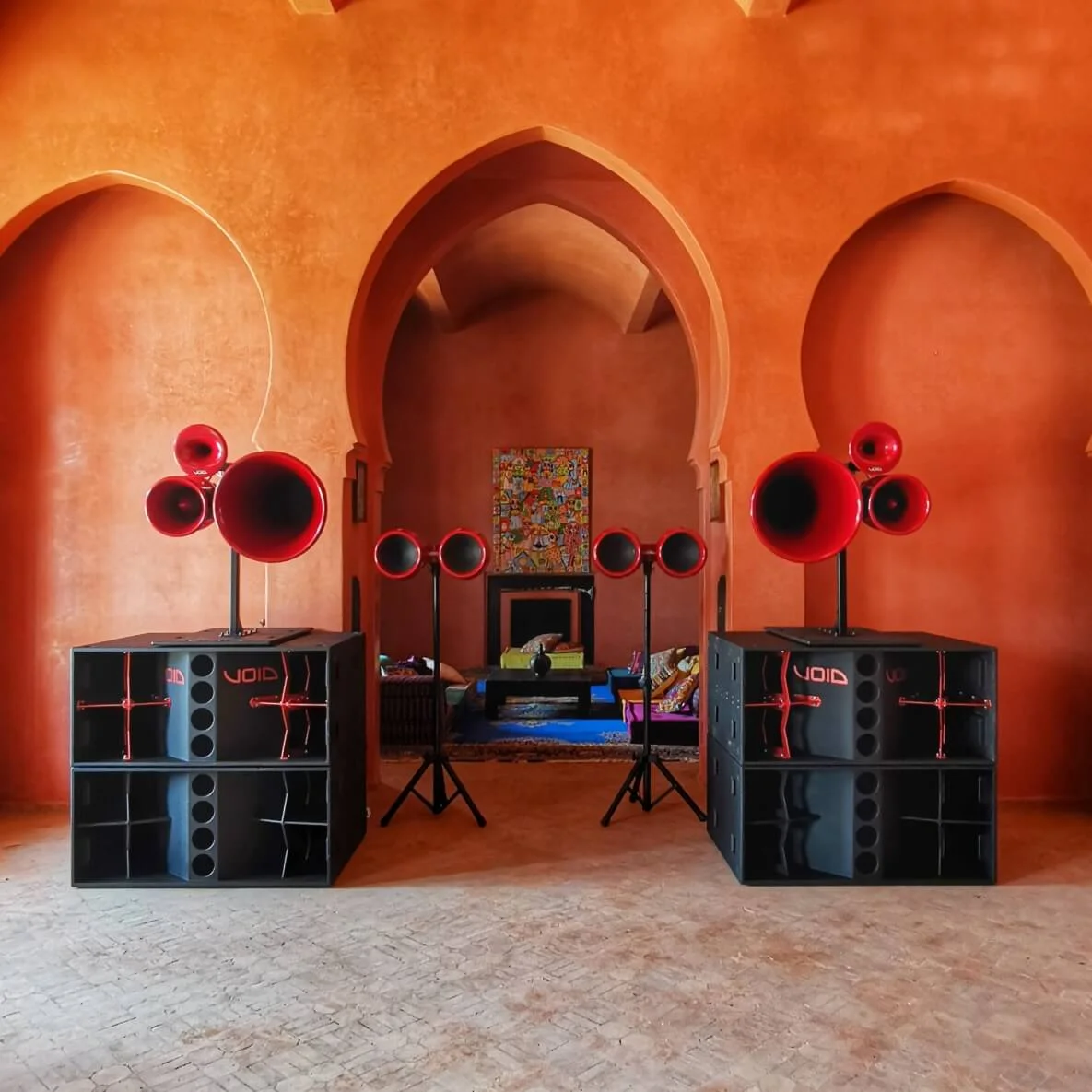 Sistem Void Acoustics cu horn-uri roșii într-un spațiu cu arcade