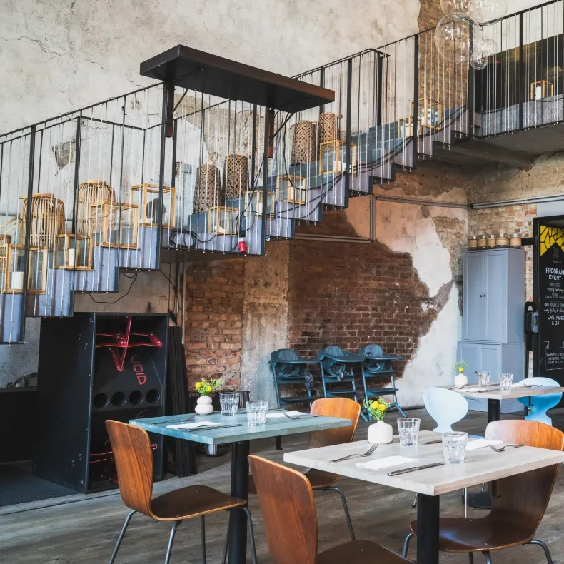 Subwoofer Void într-un restaurant cu design industrial